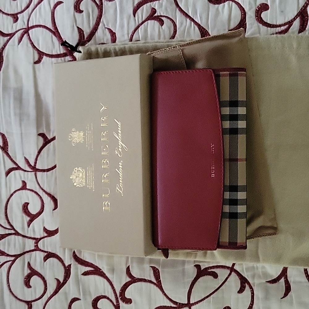 Burberry wallet in great condition